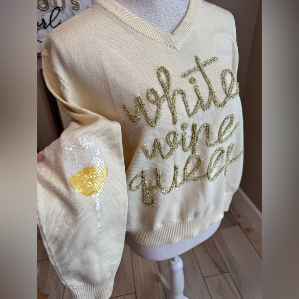 Like New! QUEEN OF SPARKLES White Wine Queen Sweater